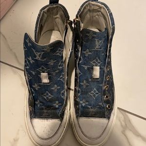 LV sneakers come w/newlaces receipt original box